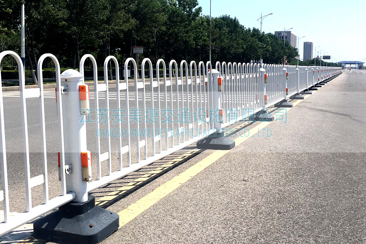 東營(yíng)市10000米道路護(hù)欄工程